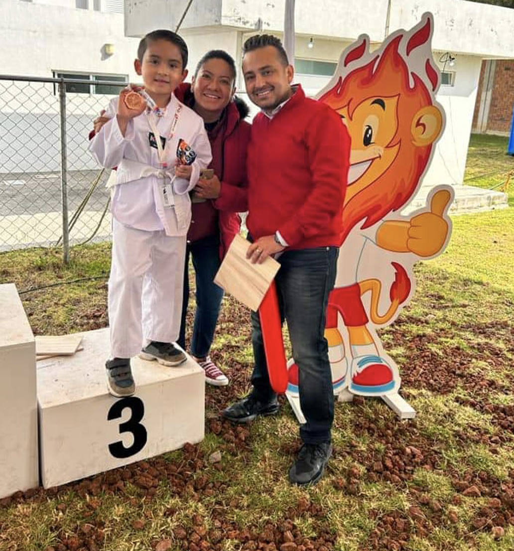 Alumno de Cumbres Toluca de primaria recibe medalla de competencia de artes marciales